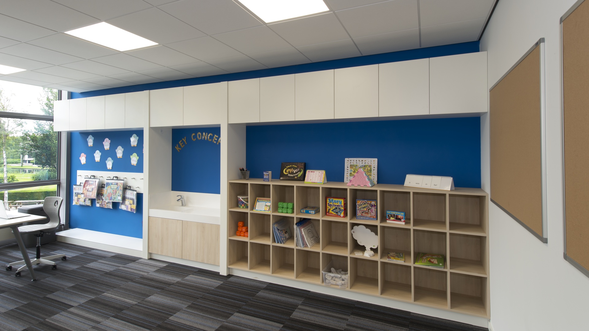 Vakkenkasten, garderobe en pantry in klaslokaal, kleur eiken/ wit / blauw, onderwijsmeubilair